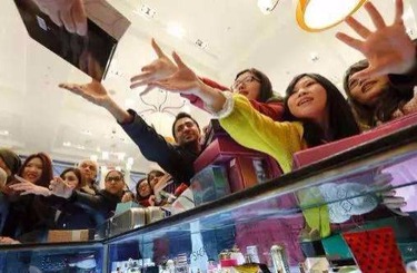 肏日本女人的大屄屄中国人依然爱赴日旅游 消费已由爆买转向网购